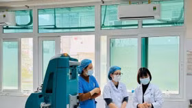 Các bác sĩ thăm khám cho bệnh nhân