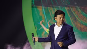  NSND Tạ Minh Tâm tuổi 64: Hạnh phúc viên mãn bên người vợ xinh đẹp, sống trong ngôi nhà tràn ngập cây xanh