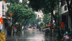 Hà Nội mưa lớn suốt đêm, nhiều tuyến đường ngập sâu