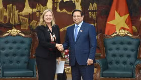 Thủ tướng Phạm Minh Chính và bà Mariam J. Sherman, Giám đốc Quốc gia của Văn phòng Ngân hàng Thế giới khu vực Việt Nam, Lào, Campuchia