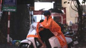 Ảnh hưởng hoàn lưu bão số 10 khiến Hà Nội và nhiều tỉnh phía Bắc mưa lớn kéo dài, gây ngập úng, nguy cơ lốc sét, lũ quét và sạt lở đất. Ảnh: Hoàng Hiển 