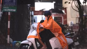 Ảnh hưởng hoàn lưu bão số 10 khiến Hà Nội và nhiều tỉnh phía Bắc mưa lớn kéo dài, gây ngập úng, nguy cơ lốc sét, lũ quét và sạt lở đất. Ảnh: Hoàng Hiển 