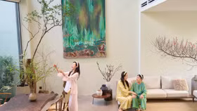 Chiều 11/2, diễn viên Midu chia sẻ hình ảnh biệt thự được phủ kín sắc xuân với đào, mộc lan và tuyết mai khoe sắc. Không gian sống đã được cô hoàn tất trang hoàng, sẵn sàng chào đón một mùa Tết rực rỡ và an lành