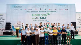 Đại diện của hơn 11 doanh nghiệp, tổ chức, đơn vị phối hợp và người dân địa phương đã tham gia lễ phát động Chiến dịch Nghi Sơn Xanh 2026.