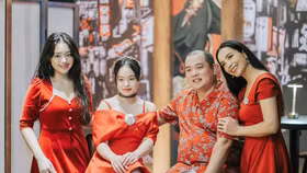 Siêu mẫu Thúy Hạnh đẹp rạng ngời tuổi U50, sống trong biệt thự tràn ngập hoa ở trung tâm TPHCM