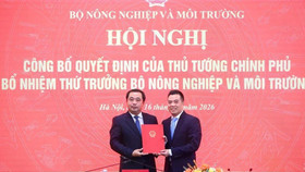 Bộ trưởng Trần Đức Thắng trao Quyết định của Thủ tướng bổ nhiệm ông Đặng Ngọc Điệp giữ chức Thứ trưởng Bộ Nông nghiệp và Môi trường