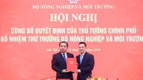 Bộ trưởng Trần Đức Thắng trao Quyết định của Thủ tướng bổ nhiệm ông Đặng Ngọc Điệp giữ chức Thứ trưởng Bộ Nông nghiệp và Môi trường