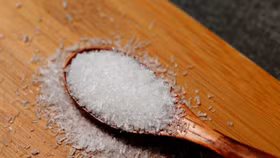 Hạt mì chính giả thường có cánh sắc, không vuông thành