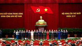 Tổng Bí thư Tô Lâm cùng các Ủy viên Bộ Chính trị, Ủy viên Ban Bí thư Ban Chấp hành Trung ương khóa 14 ra mắt tại Hội nghị lần thứ nhất Ban Chấp hành Trung ương Đảng khóa 14