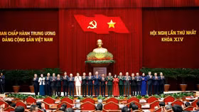 Tổng Bí thư Tô Lâm cùng các Ủy viên Bộ Chính trị, Ủy viên Ban Bí thư Ban Chấp hành Trung ương khóa 14 ra mắt tại Hội nghị lần thứ nhất Ban Chấp hành Trung ương Đảng khóa 14