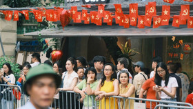 Người dân xúc động, tự hào chờ đón màn hợp luyện diễu binh, diễu hành lần thứ 2 