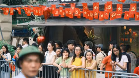 Người dân xúc động, tự hào chờ đón màn hợp luyện diễu binh, diễu hành lần thứ 2 