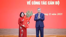 Tổng Bí thư Tô Lâm trao quyết định và chúc mừng bà Bùi Thị Minh Hoài