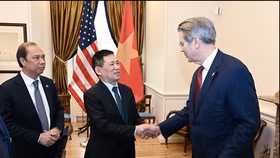 Phó thủ tướng Hồ Đức Phớc làm việc với Bộ trưởng Tài chính Scott Bessent