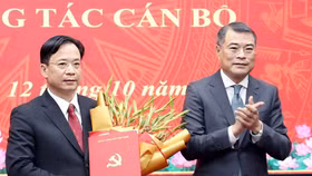 Trưởng Ban Tổ chức Trung ương Lê Minh Hưng trao quyết định của Bộ Chính trị điều động, chỉ định ông Hoàng Văn Nghiệm giữ chức Bí thư Tỉnh ủy Sơn La