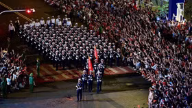 Khoảnh khắc các chiến sĩ "đi giữa vòng tay nhân dân" khiến ai cũng xúc động, tự hào
