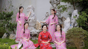 Mẹ của Hòa Minzy tươi tắn chụp ảnh cùng các con gái