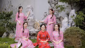 Mẹ của Hòa Minzy tươi tắn chụp ảnh cùng các con gái