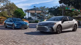 Toyota Việt Nam triệu hồi hơn 2.200 xe, có cả Camry và Land Cruiser