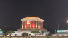 Du khách nô nức từ Nam ra Bắc dịp 2/9 để xem diễu binh: Giá khách sạn tại Hà Nội tăng vọt