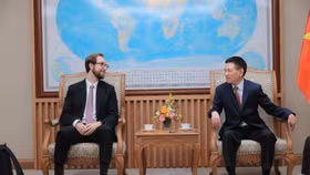 Phó Thủ tướng Chính phủ Hồ Đức Phớc tiếp và làm việc với ông Marco Dal Lago, Phó Chủ tịch phụ trách Phát triển và Đối tác toàn cầu và đoàn công tác của Tập đoàn Tether