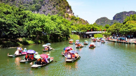 Giá vé máy bay "hạ nhiệt", du lịch nội địa ảm đạm do mưa bão và thói quen