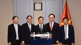 Phó Thủ tướng Hồ Đức Phớc đánh giá cao ý tưởng hợp tác, chuyển giao công nghệ của Hyundai Rotem cho doanh nghiệp Việt trong quá trình công nghiệp hóa ngành đường sắt