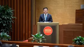 Bộ trưởng Bộ Công Thương Nguyễn Hồng Diên thừa uỷ quyền của Thủ tướng Chính phủ trình bày Tờ trình dự án Luật Thương mại điện tử