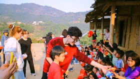 Du lịch thiện nguyện: Trao “cần câu cơm” cho người dân miền núi, vùng cao