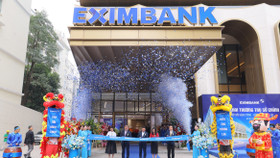 Đại diện Ngân hàng Nhà nước Khu vực 1, Ủy ban Chứng khoán Nhà nước, cổ đông Công ty CP Tập đoàn Gelex cùng lãnh đạo Eximbank thực hiện nghi thức cắt băng khai trương trụ sở chính Eximbank, sáng 24/3 tại Hà Nội