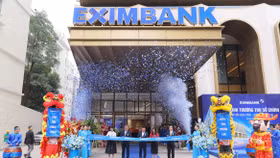 Đại diện Ngân hàng Nhà nước Khu vực 1, Ủy ban Chứng khoán Nhà nước, cổ đông Công ty CP Tập đoàn Gelex cùng lãnh đạo Eximbank thực hiện nghi thức cắt băng khai trương trụ sở chính Eximbank, sáng 24/3 tại Hà Nội