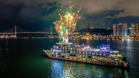 Du thuyền Ambassador Cruise