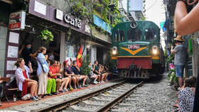 Phố cafe đường tàu Hà Nội sắp…ế khách?