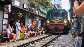 Phố cafe đường tàu Hà Nội sắp…ế khách?