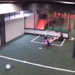 Nam thiếu niên thoát nạn khi bị điện giật trên sân bóng đá