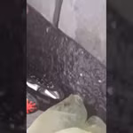 Người dân nép mình bên dải phân cách cứng để tránh cơn mưa đá đột ngột đổ xuống