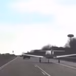 Sự cố động cơ, máy bay sử dụng đường cao tốc làm đường băng để hạ cánh khẩn cấp