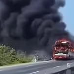 Xe khách giường nằm 2 tầng bùng cháy dữ dội trên Quốc lộ 1, tỉnh Khánh Hòa