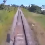 Phớt lờ cảnh báo, công nông phóng nhanh qua lối tự mở bị tàu hỏa húc bay ở Phú Yên