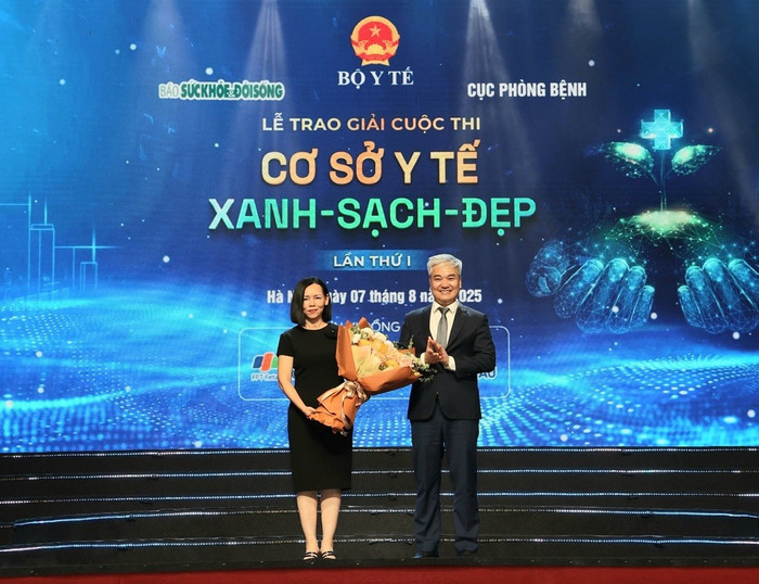 Tổng Biên tập Báo Sức khỏe và Đời sống Nhà báo Trần Tuấn Linh tặng hoa bà Nguyễn Bạch Điệp, Chủ tịch FPT Retail kiêm Tổng Giám đốc Hệ thống nhà thuốc và tiêm chủng Long Châu đại diện Nhà tài trợ cuộc thi