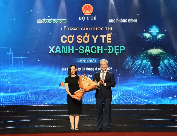 Tổng Biên tập Báo Sức khỏe và Đời sống Nhà báo Trần Tuấn Linh tặng hoa bà Nguyễn Bạch Điệp, Chủ tịch FPT Retail kiêm Tổng Giám đốc Hệ thống nhà thuốc và tiêm chủng Long Châu đại diện Nhà tài trợ cuộc thi