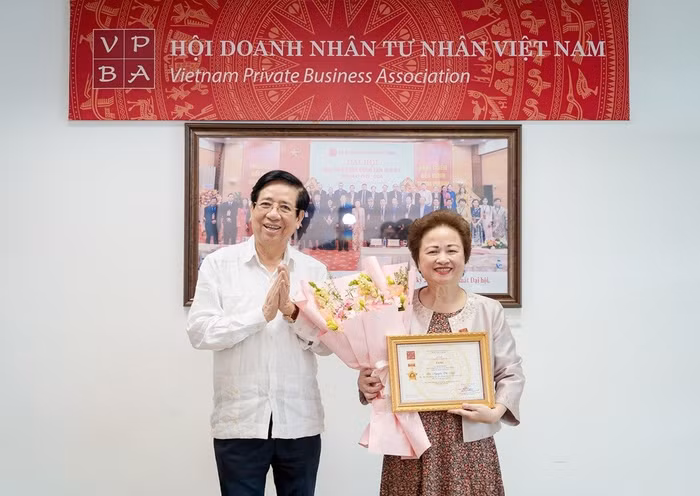 02-pgsts-nguyen-trong-dieu-chu-tich-hoi-doanh-nhan-tu-nhan-viet-nam-trao-ky-niem-chuong-cho-ba-nguyen-thi-nga.jpg