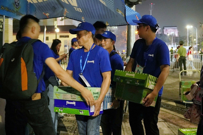 Từ tờ mờ sáng, 15 điểm tiếp ứng dinh dưỡng của Vinamilk dọc các tuyến đường trọng yếu đã tấp nập người dân ghé qua anh-02a-1.jpg