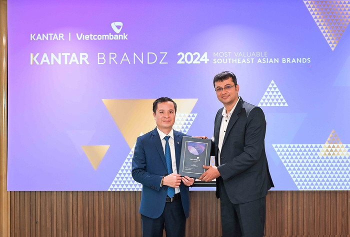 Đại diện Vietcombank, ông Lê Hoàng Tùng, Phó Tổng Giám đốc (bên trái) nhận chứng nhận “Top 30 thương hiệu giá trị nhất Đông Nam Á” từ đại diện Kantar, ông Sumit Kamra, Giám đốc Phát triển Chiến lược Kantar Insights