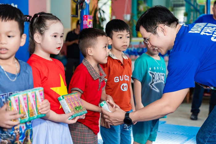 Chị Hằng chú Cuội, đèn lồng lung linh, tiếng trống lân náo nức, chiếc bánh trung thu ngọt ngào, hộp sữa mát lành, … tất cả tạo nên ký ức tuổi thơ khó quên. Nhưng món quà quý giá hơn cả chính là sự quan tâm, là vòng tay yêu thương và sự khích lệ để các em nuôi dưỡng những giấc mơ đẹp của mình anh-03a.jpg