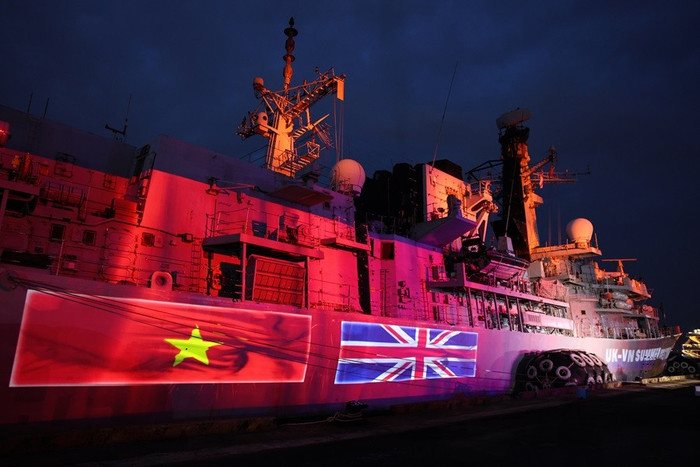 Cập cảng Nhà Rồng (TP.HCM) sáng ngày 22/09/2025, tàu hộ vệ đa nhiệm HMS Richmond của Hải quân Hoàng gia Anh, bắt đầu chuyến thăm hữu nghị TP.HCM. Chuyến thăm diễn ra đúng dịp Anh và Việt Nam kỷ niệm 15 năm thiết lập quan hệ Đối tác Chiến lược, nhấn mạnh cam kết ngoại giao và sự củng cố hợp tác an ninh, quốc phòng