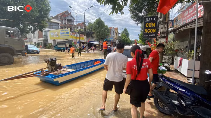 04-bic-nhanh-chong-bo-tri-phuong-tien-chuyen-dung-de-ho-tro-can-bo-va-nguoi-dan-bi-ngap-do-bao.jpg
