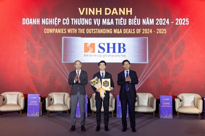 Phó Chủ tịch HĐQT kiêm Phó Tổng Giám đốc SHB Đỗ Quang Vinh đại diện Ngân hàng nhận giải thưởng