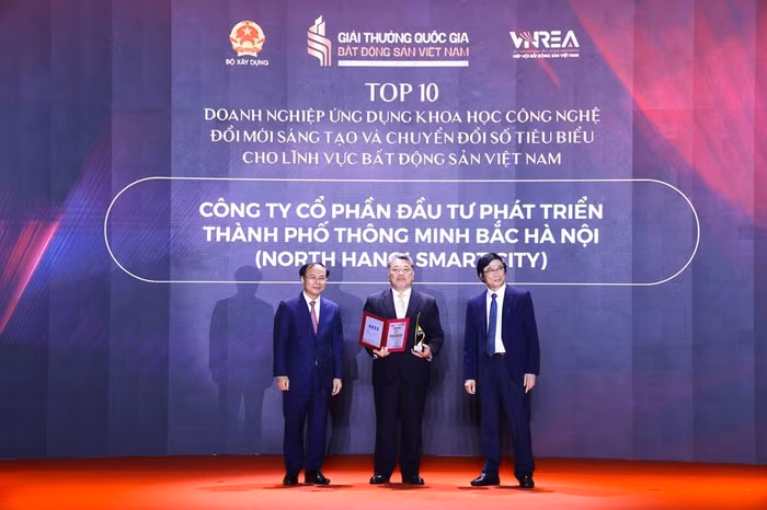 02-ong-eisuke-nakanishi-chu-tich-hdqt-cong-ty-cp-dau-tu-phat-trien-thanh-pho-thong-minh-bac-ha-noi-north-hanoi-smart-city-nhan-danh-hieu.jpg