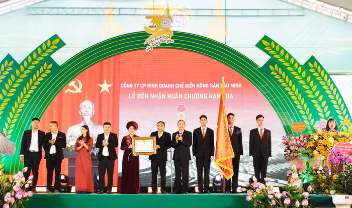 Thừa ủy quyền Chủ tịch nước, Thứ trưởng Bộ Nông nghiệp và Môi trường Phùng Đức Tiến đã trao Huân chương Lao động hạng Ba cho Công ty Cổ phần Kinh doanh Chế biến Nông sản Bảo Minh